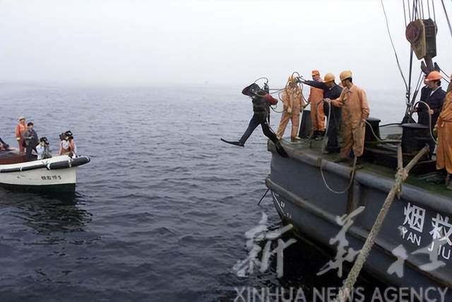 居民出海神秘發(fā)現(xiàn)，疑似水雷重物兩人難以抬動